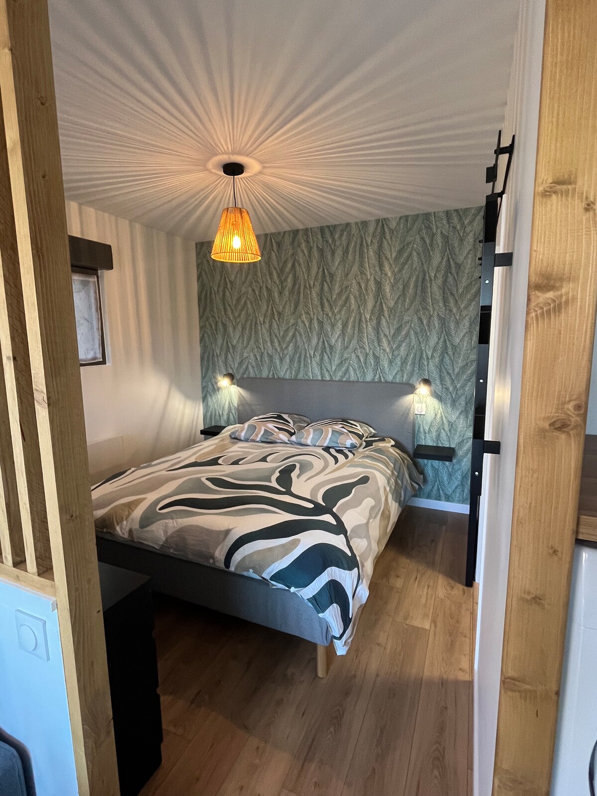 Chambre avec lit double et linge de lit en coton